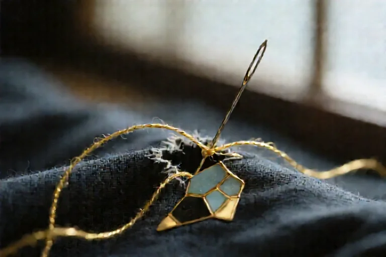 커피 한 잔 값보다 비싼 수선비, 이제 '황금 바느질'로 아껴보세요. 낡고 해진 옷에 새 생명을 불어넣는 작은 기술이 단순한 절약을 넘어, 당신의 자산 가치를 높이는 현명한 재테크가 될 수 있습니다. 왕초보도 10분 만에 따라 할 수 있는 생활...